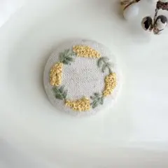 ハンドメイド　くるみボタン　刺繍ブローチ　ミモザのリース