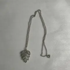 葉の形状のシルバー色ネックレス