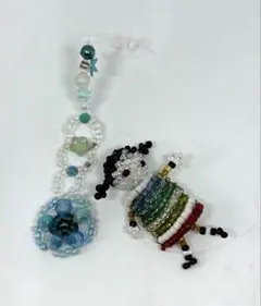 ビーズ製 女の子チャーム 花モチーフ付き