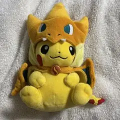 メガリザードンYのポンチョを来たピカチュウ　ぬいぐるみ