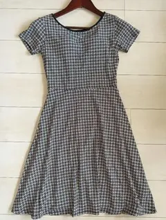 UNIQLO ユニクロ カップ付 ワンピース ジオメトリック モノトーン 黒 S