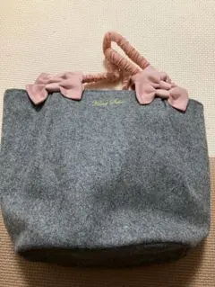リボン付きグレーのハンドバッグ