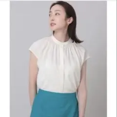 美品 UNTITLED【洗える】フレンチスリーブブラウス バンドカラーブラウスのサムネイル