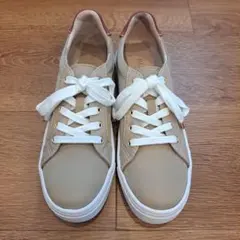 ベージュ スニーカーのサムネイル