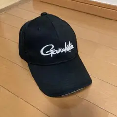 黒い刺繍ロゴキャップ