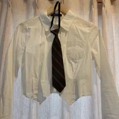 ネクタイ付きシャツ