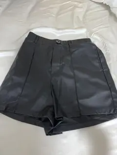 ブラック合成皮革ショートパンツ Mサイズ
