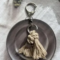 タッセルキーリング ベージュ カラビナ付き