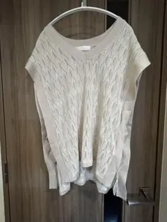 ベージュ 編み込みデザイン ニットベスト