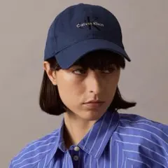 Calvin Klein モノグラムロゴベースボールキャップ ジョングク着用のサムネイル