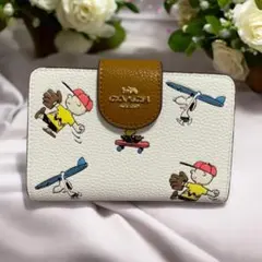 【新品 未使用】COACH スヌーピー 二つ折り財布 白 PEANUTS コラボ