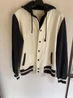 フード付きアイボリー/ブラックトレーナー