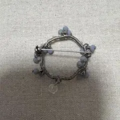 グレー系ビーズの円形ブローチ