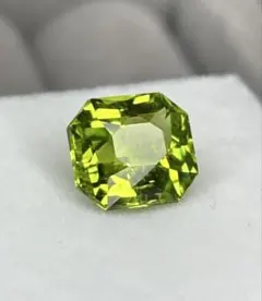 ペリドット 2.15ct 鮮やかなライムグリーン 輝き豊かなルース