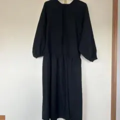 黒のフレアスリーブワンピースのサムネイル