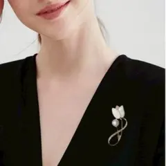 ブローチ　フラワー　パール　ラインストーン ゴールド 上品　卒業式　入学式