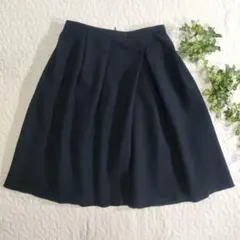 美品✨Rene　タック入りひざ丈スカート　ネイビー　34のサムネイル
