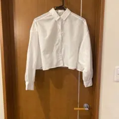 ホワイト クロップド丈 長袖シャツ Mサイズ