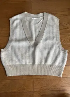 GU アイボリー Vネック ニットベスト