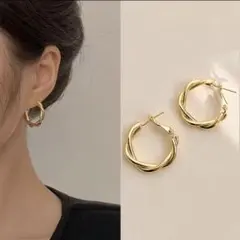新品✨フープピアス　ゴールド　ツイスト　韓国　通勤　オフィス　シンプル