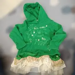 フード付き緑色トレーナー