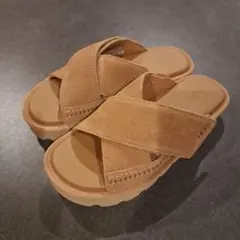 UGG クロスストラップサンダル