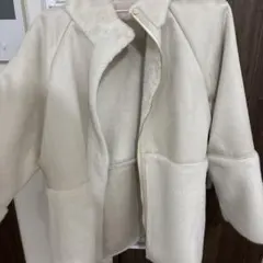 フード付きクリーム色ムートンコート