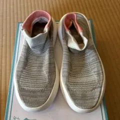 ウォーターシューズ　グレーとピンクの靴