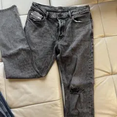 【美品】DIESEL メンズ デニムパンツ グレー ダメージ加工　W34のサムネイル