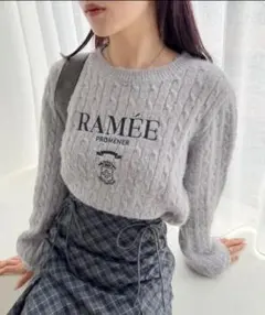 NICE CLAUP フロント刺繍　 ケーブル編み長袖ニット グレー　セーター