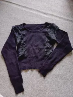 黒のフリル付き長袖ニット