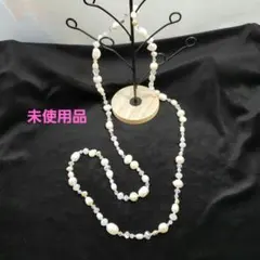 バロックの淡水パールのロングネックレス。