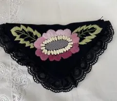 ハンドメイド花柄刺繍レース付き　三角形フェルトポーチ