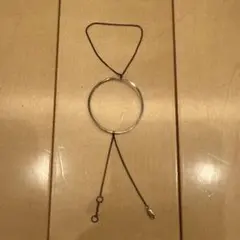 シンプルな金属製ブレスレット