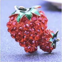 いちご　モチーフ ブローチ　スワロフスキー　袋付き　ストロベリー
