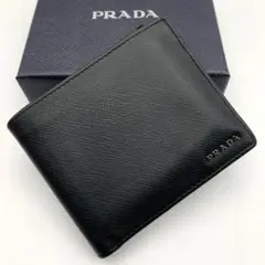 鑑定済み プラダ 二つ折り財布 サフィアーノレザー ロゴ 金具 コンパクト 黒