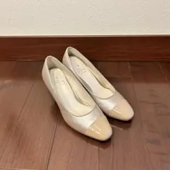 リズ ラフィーネ 【3E】取り外しリボンモチーフパンプス （ライトベージュ）