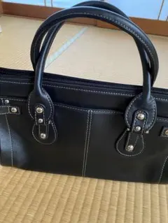 黒いオフィシャルなハンドバッグ