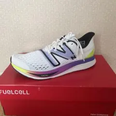 New Balance FuelCell ホワイト/マルチカラー