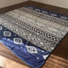 【1.8m×1.8m】幾何学模様のネイビーラグ