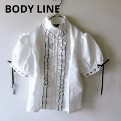 BODY LINE フリル付きホワイトブラウス　黒リボン