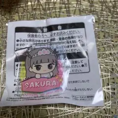 LE SSERAFIM ちびぐるみポーズ おなまえアクリルバッジ サクラ