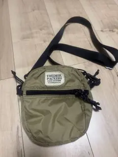 フレデリックパッカーズ　FREDRIK PACKERSショルダーバック　カーキ