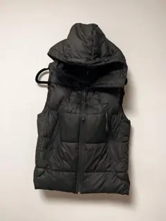 ブラック フード付きダウンベスト