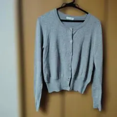 グレーのカーデガン