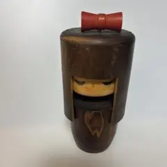 木製 こけし 目閉じ 赤いリボン