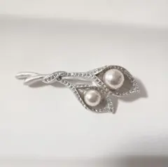 エレガントなパール付きブローチ