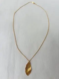 リーフ型ゴールドカラーネックレス　葉っぱモチーフ