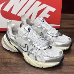 NIKE WMNS V2K RUN ホワイト/シルバー 23cm