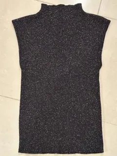 ラメ入りノースリーブハイネックニット